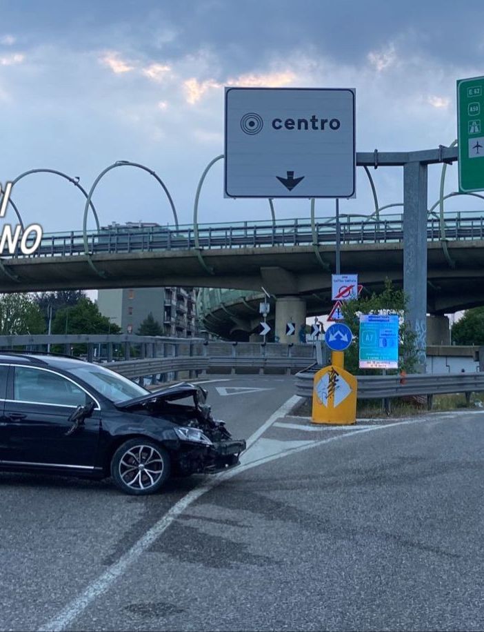 Milano: inseguiti dai carabinieri, pusher fuggono in contromano sulla tangenziale Ovest e si schiantano contro il guard rail