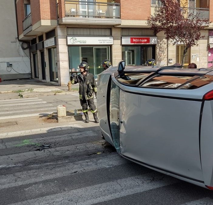 Vigevano: scontro tra auto al semaforo di viale Montegrappa, una si ribalta, ferite 2 donne