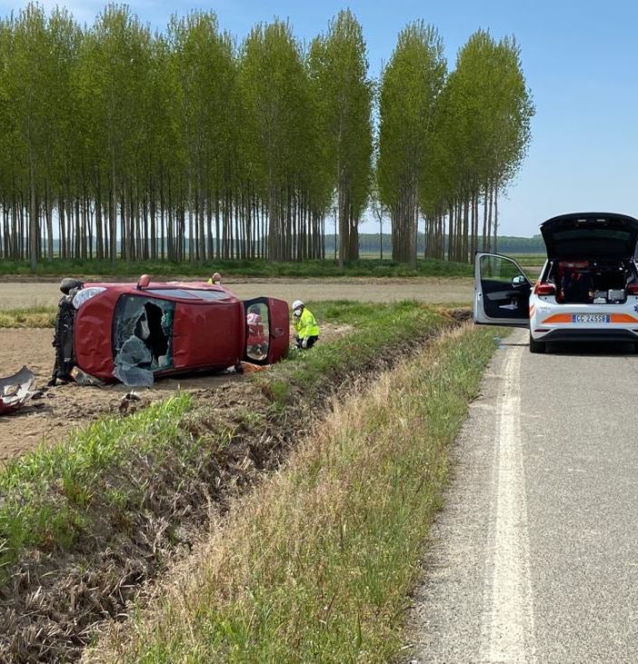 Sartirana: escono di strada con l'auto sulla vecchia strada per Breme, uomo soccorso in elicottero