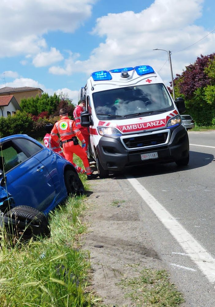 Pavia: scontro tra auto in viale Cremona, soccorse 3 persone