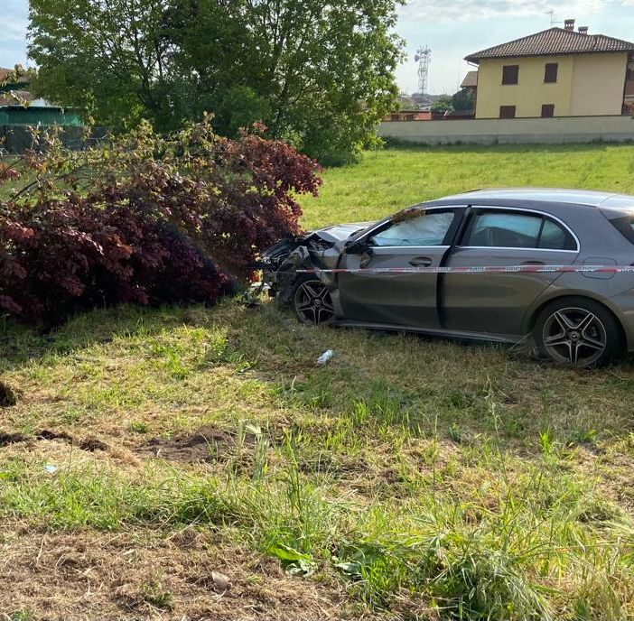 Mede: auto si schianta contro un albero e poi si ribalta, ferito giovane di 27 anni