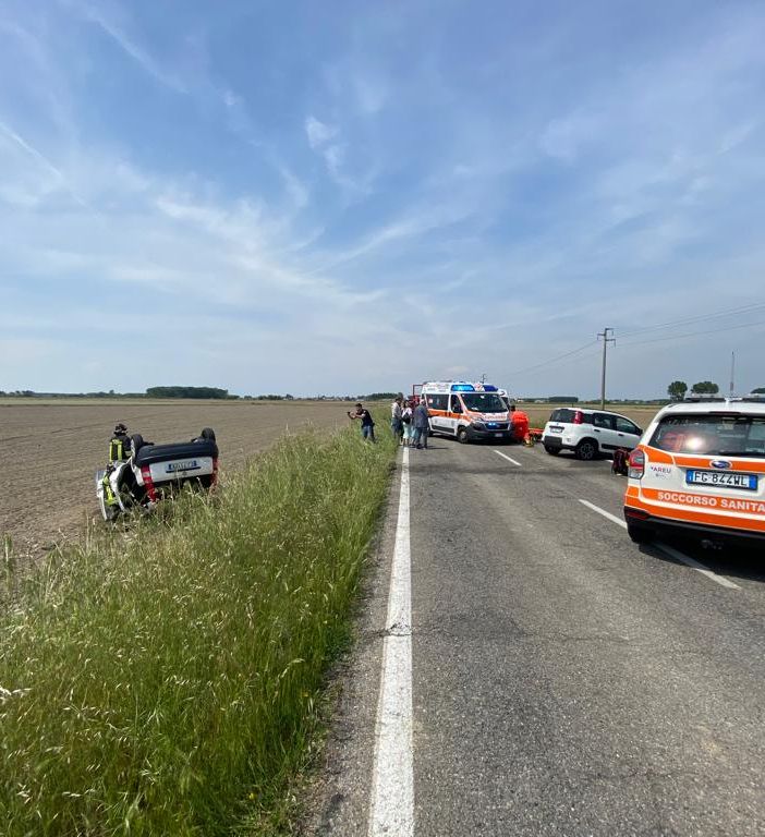 Castelnovetto: scontro tra auto sulla provinciale 596, una si ribalta in un campo, ferite 2 persone