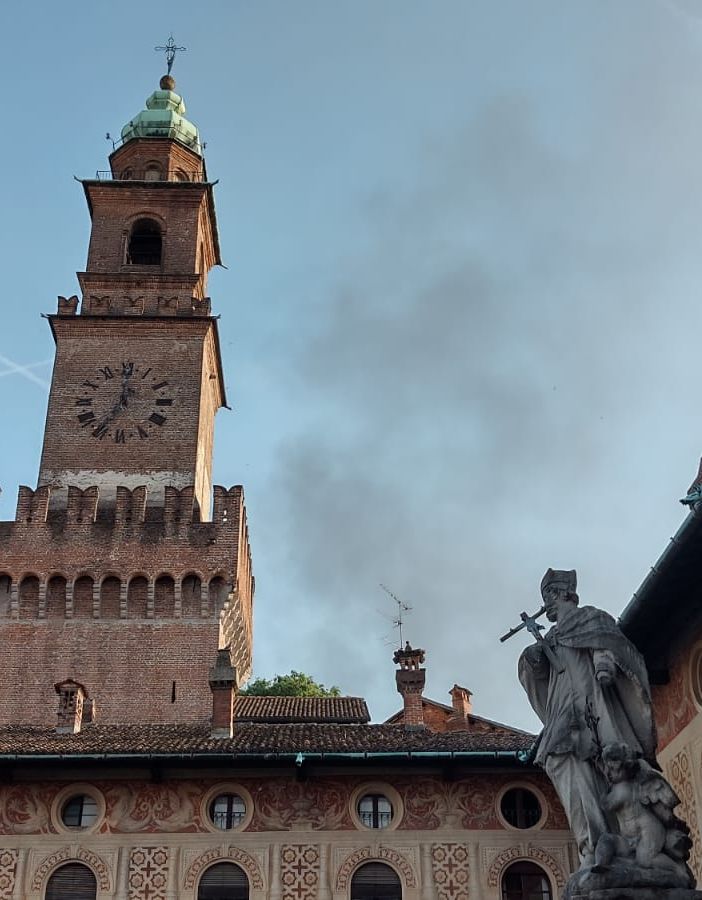 La colonna di fumo si è spinta anche in piazza Ducale