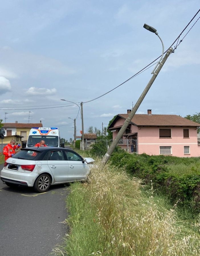 Mede: si schianta in auto contro un palo dell'illuminazione, donna 49enne finisce in ospedale