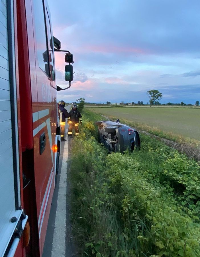 Ferrera: esce di strada e si ribalta nel fosso con l'auto, illesa una 32enne