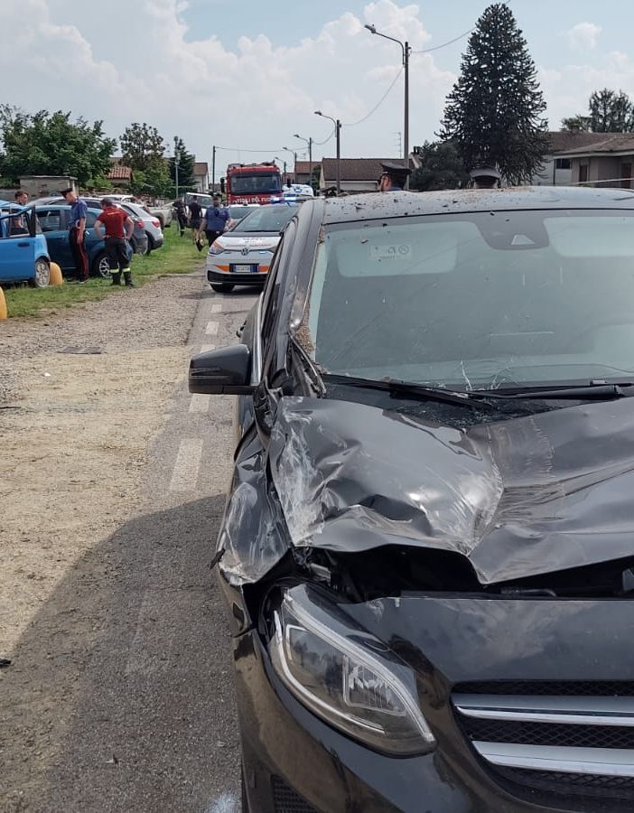 Confienza: si ribaltano con l'utilitaria in via Roma dopo avere colpito un'altra auto, feriti 3 ragazzi