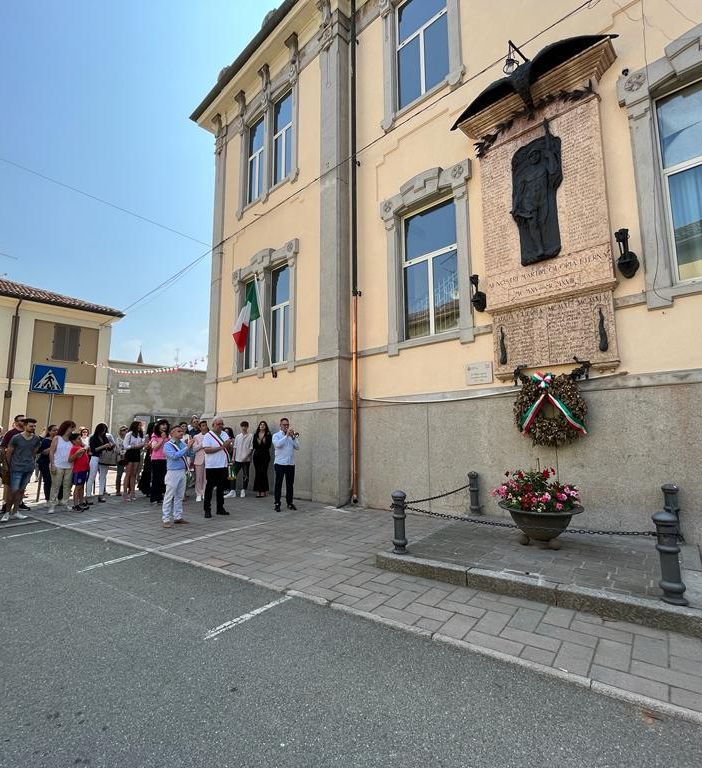 Festa della Repubblica, a Pieve del Cairo inaugurata la nuova facciata delle scuole medie. Le immagini