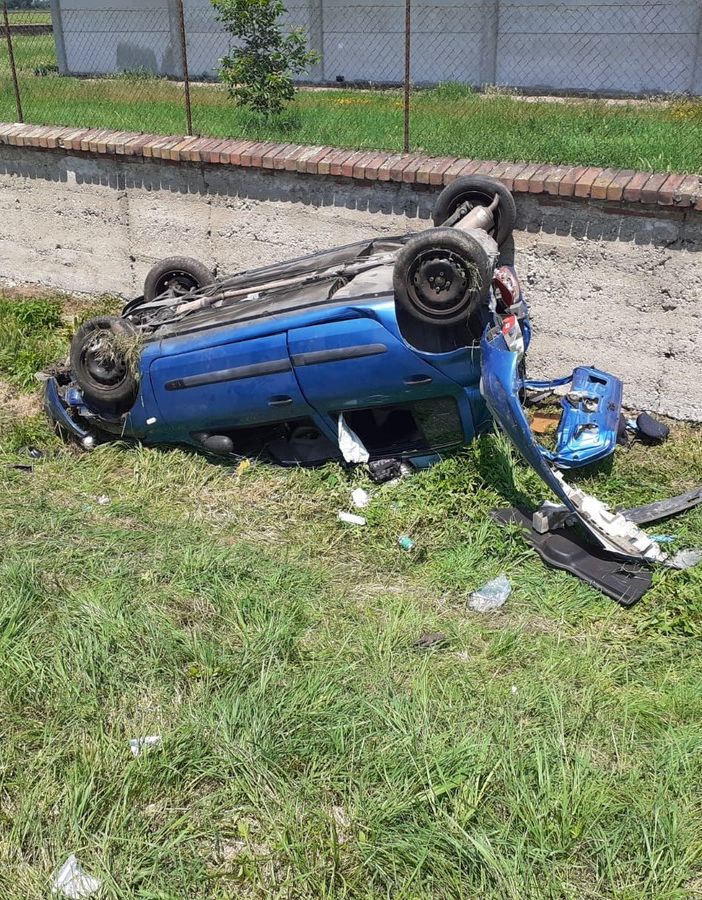 L'auto in un fosso ribaltata sulla provinciale 192