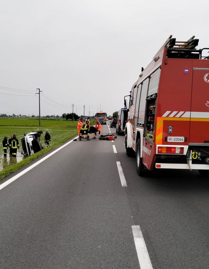 Castelnovetto: con l'auto si ribalta in una risaia sulla provinciale, 56enne soccorso in elicottero