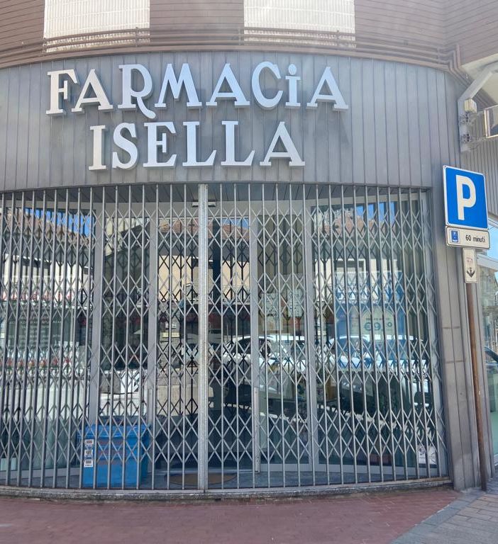 Mede: spaccata in farmacia, ladri via con i contanti dal registratore di cassa
