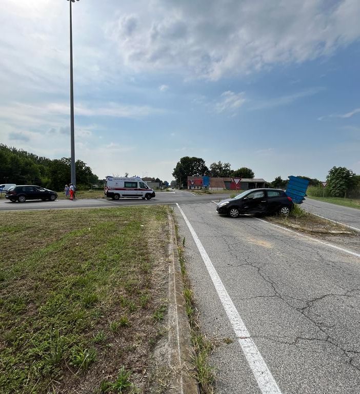 Sartirana: incidente tra auto sulla provinciale 194, soccorse 2 persone