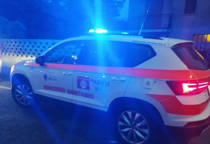 Schianto sulla rotonda a Bareggio: due giovani feriti, 34enne in condizioni critiche