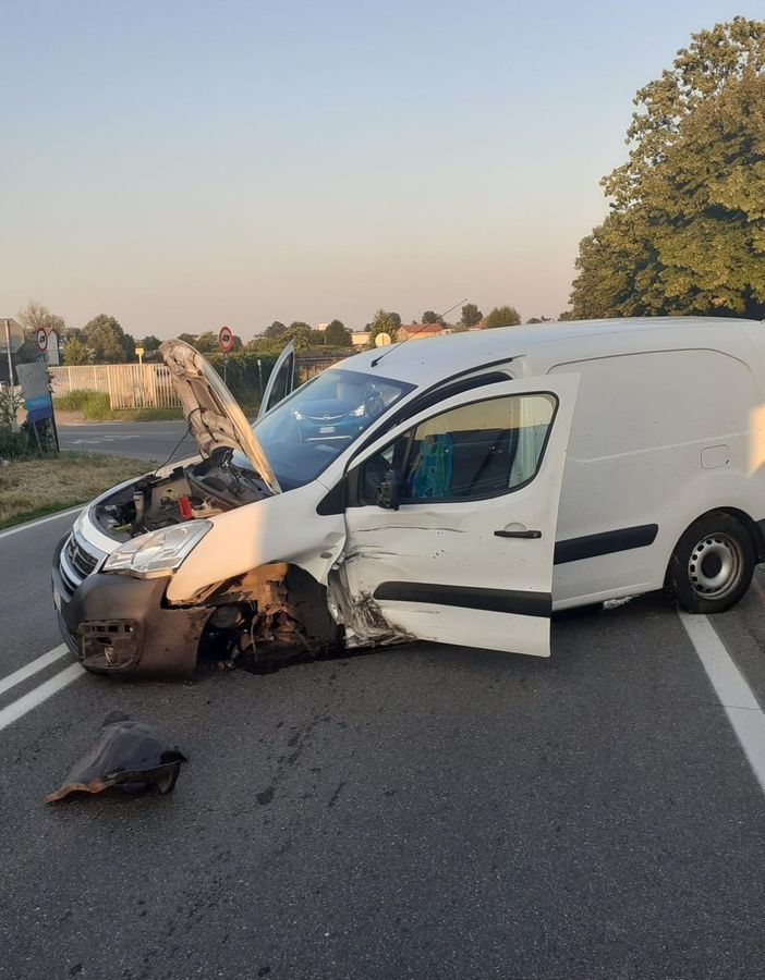 Mortara: scontro auto-furgone sulla statale 494, soccorse 3 persone