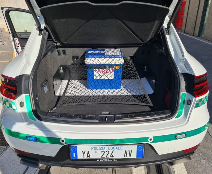 Bimbo di 8 anni dona i reni a coetaneo: organi trasportati dalla Polizia locale di Robecco dal San Raffaele a Firenze