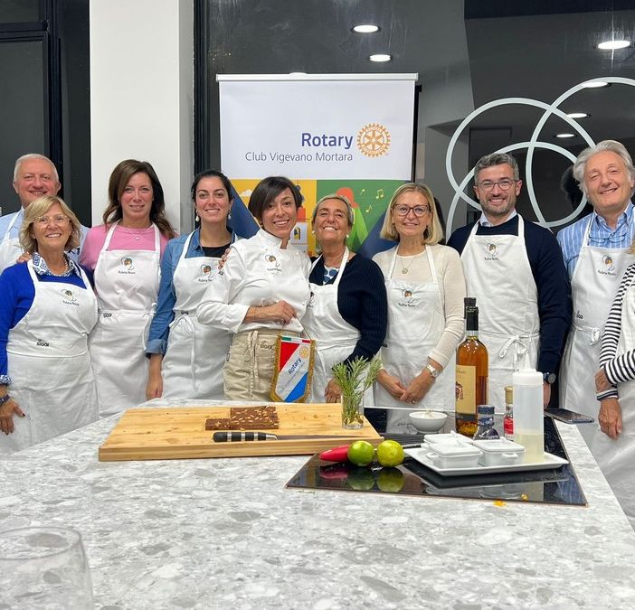 “La Cucina del Cuore”, il ciclo di corsi di cucina amatoriale organizzato dal Rotary Club Vigevano Mortara insieme alla chef Rubina Rovini, ha preso il via con una serata sold out