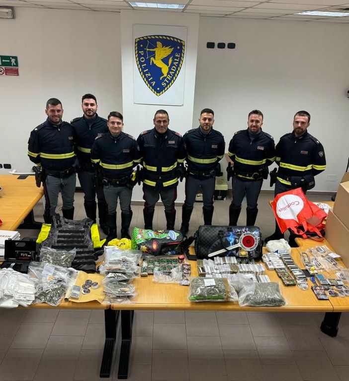 Scoperti con la droga in macchina sull'Autolaghi dalla polizia stradale: due giovani in manette