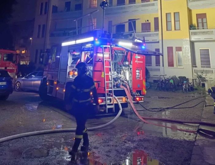 Corsico: incendio sottotetto in via Monti, inquilini in salvo