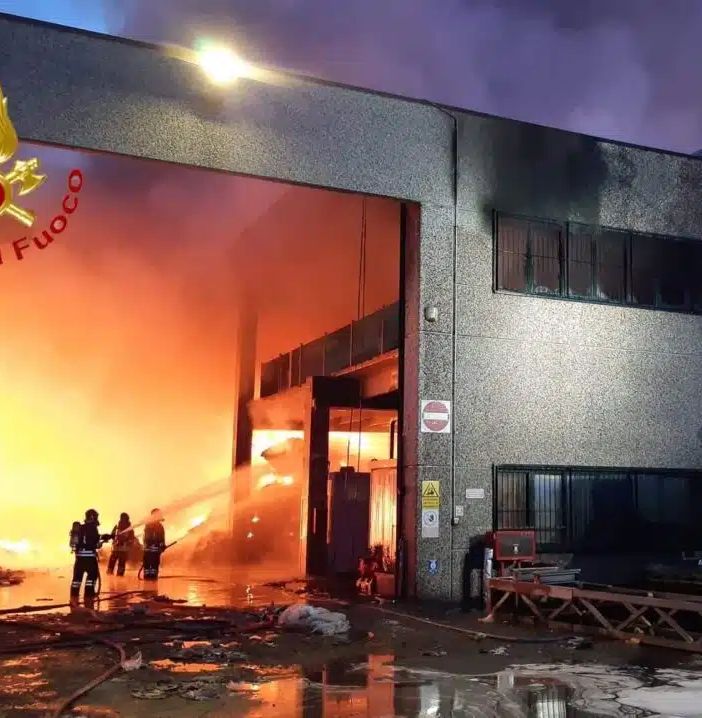Scoppia l’incendio all’interno della piattaforma ecologica di Buccinasco