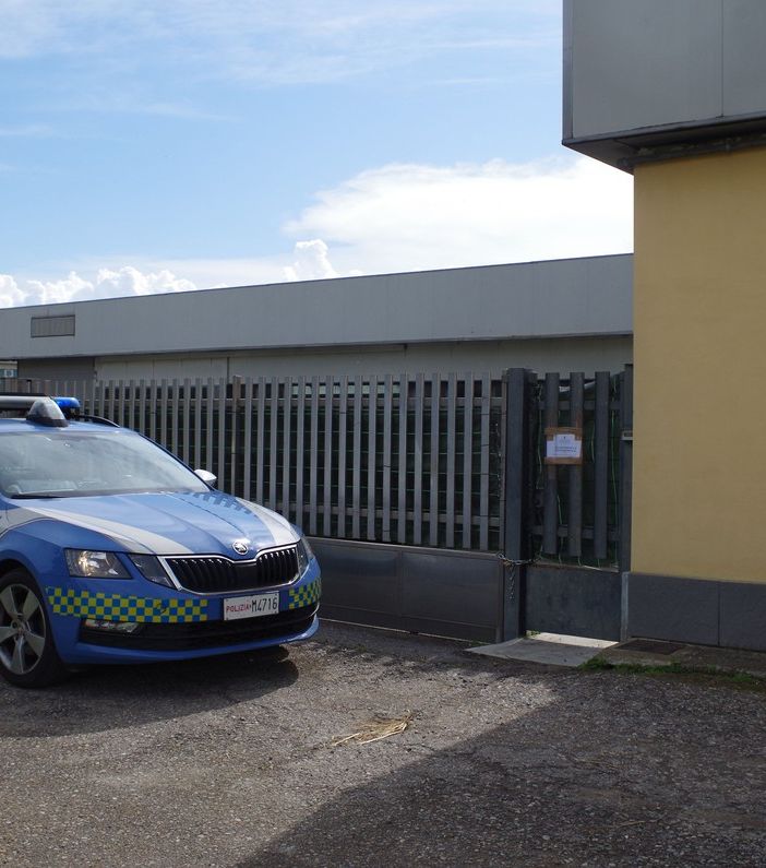 Pavese: la Polizia sequestra uno sfasciacarrozze abusivo, rinvenuti anche rifiuti pericolosi