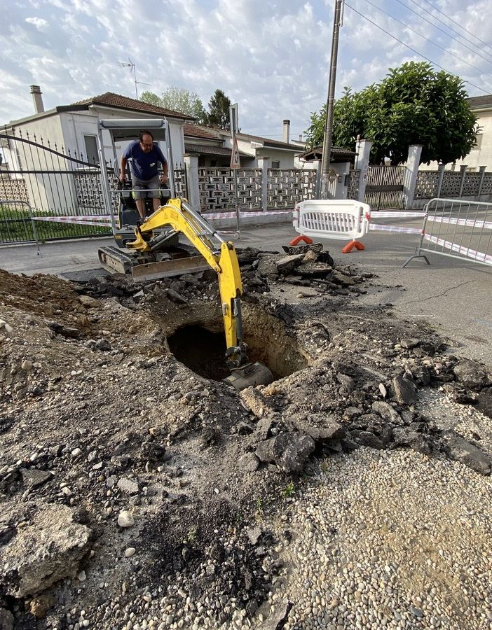 Mede: cede l'asfalto sopra a un canale irriguo, chiusa via Castellaro