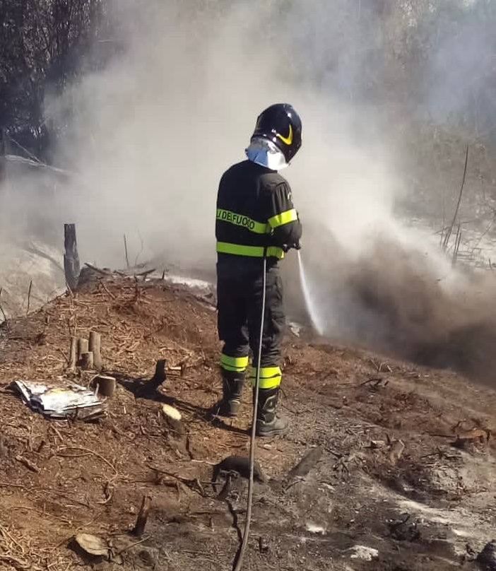 Vigevano: incendio nelle casotte di Strada San Marco, danni ingenti