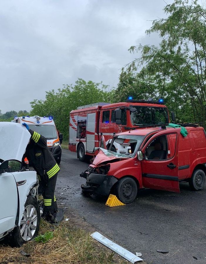 Pavese: scontro tra auto e furgone sulla provinciale, un ferito estratto dalle lamiere