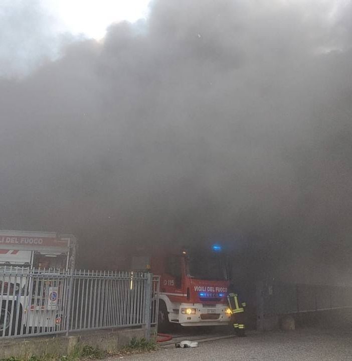 Vigevano, incendio Ilga Gomma: il sindaco Ceffa: &quot;Tenete chiuse le finestre ed evitate di recarvi in luoghi all'aperto&quot;