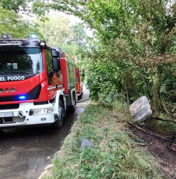 Pavia: incendio di baracche e sterpaglie in strada Valbona