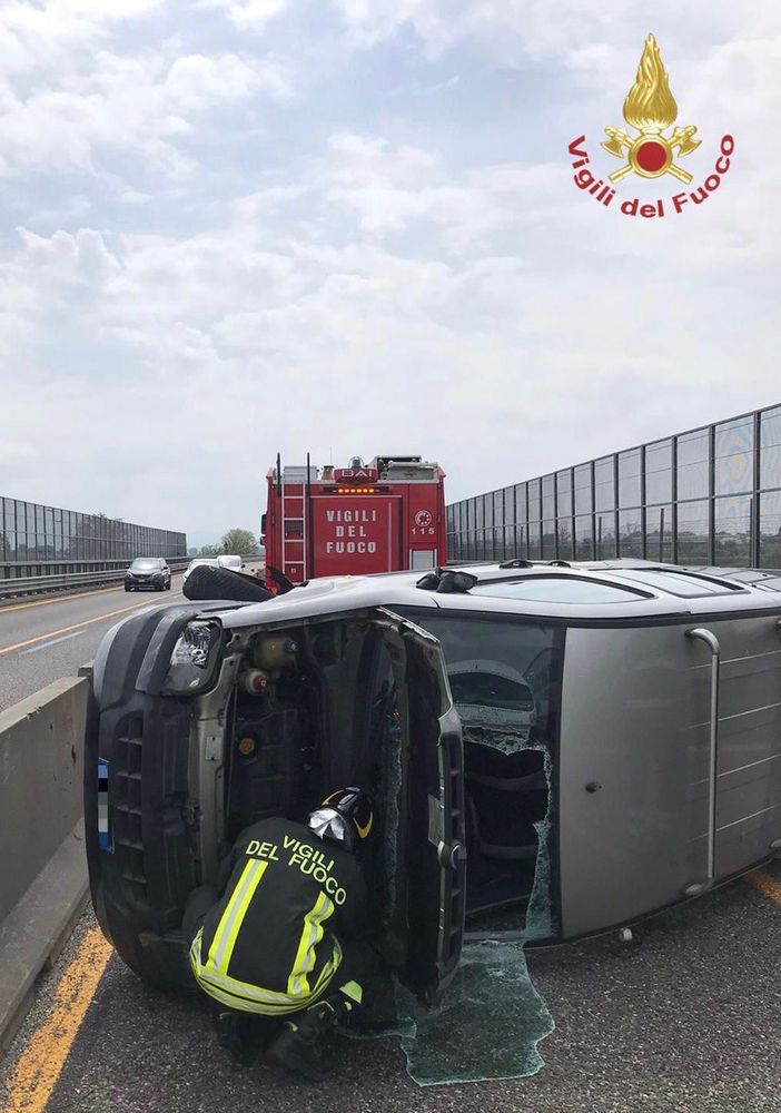 Auto si ribalta sull'autostrada Milano-Genova, illeso un 22enne