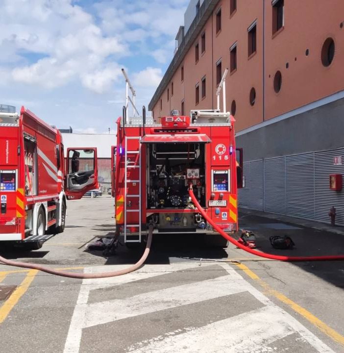 Pavia: auto esplode nel parcheggio sotterraneo del centro commerciale, gravissimo un uomo
