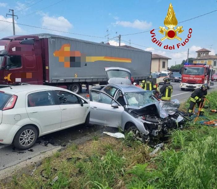 Casteggio: scontro tra auto e mezzo pesante, tre feriti, uno in condizioni gravissime