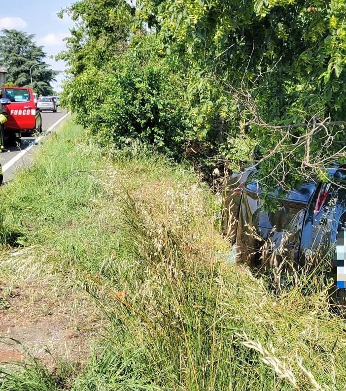 Broni: esce di strada con l'auto e finisce in un fosso, 69enne trasportato al San Matteo