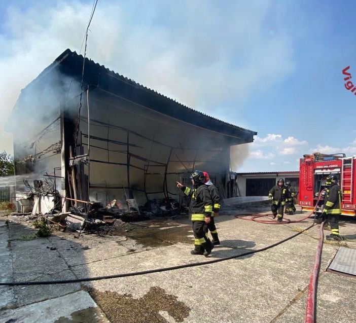 Balossa Bigli: incendio in un capannone, sul posto 4 squadre di Vigili del fuoco