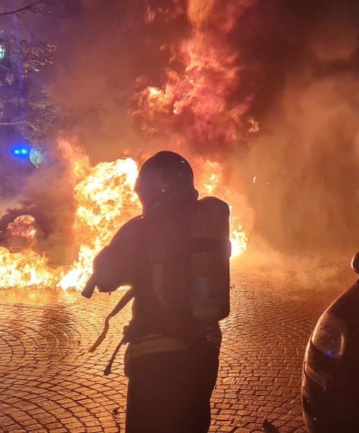 Stradella: incendio divora auto, un'altra vettura rimane danneggiata nel rogo
