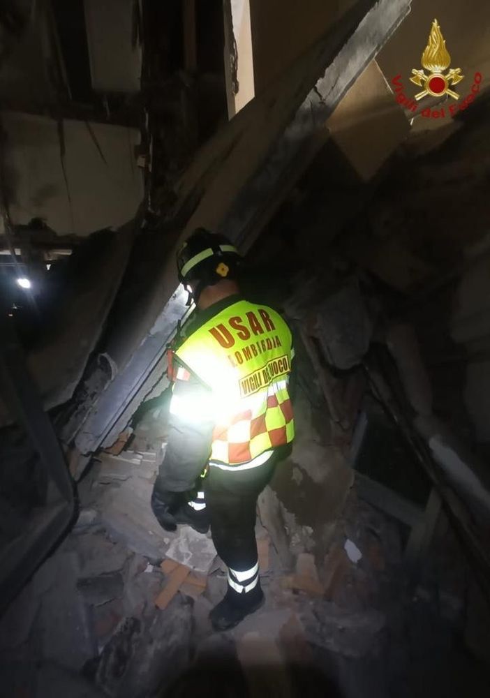 Milano, crolla una palazzina in ristrutturazione, in soccorso anche i Vigili del fuoco di Pavia