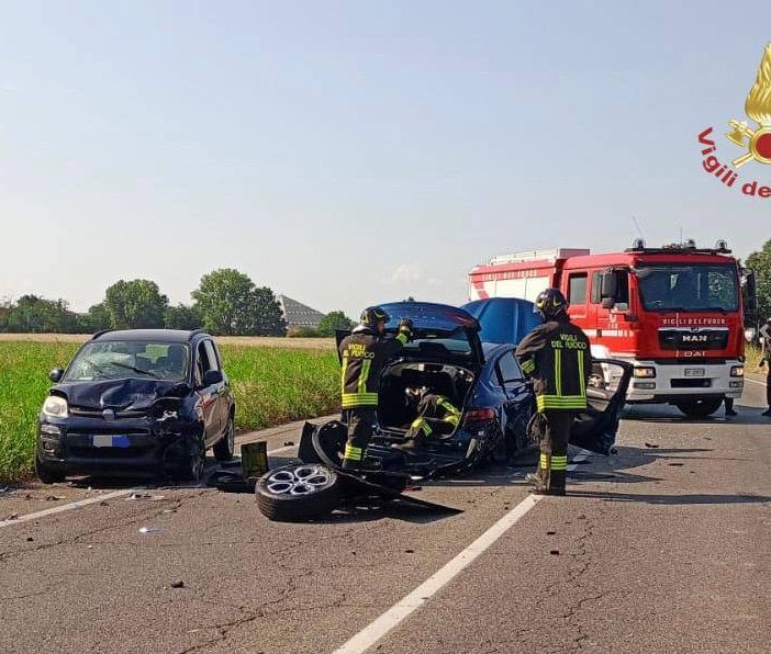 Pavia: schianto tra auto e furgoncino sulla tangenziale Est, 10 feriti, tra cui 4 bambini. Chiuso il tratto tra viale Lodi e viale Cremona
