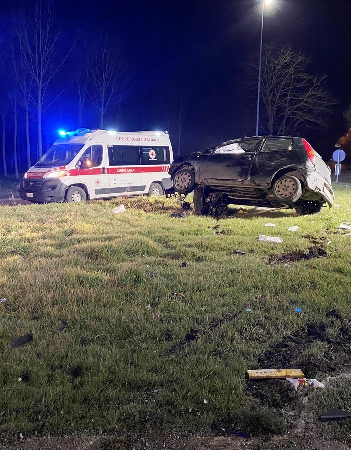 Mede: si schianta con l'auto sulla rotonda della provinciale 194, gravemente ferito un uomo