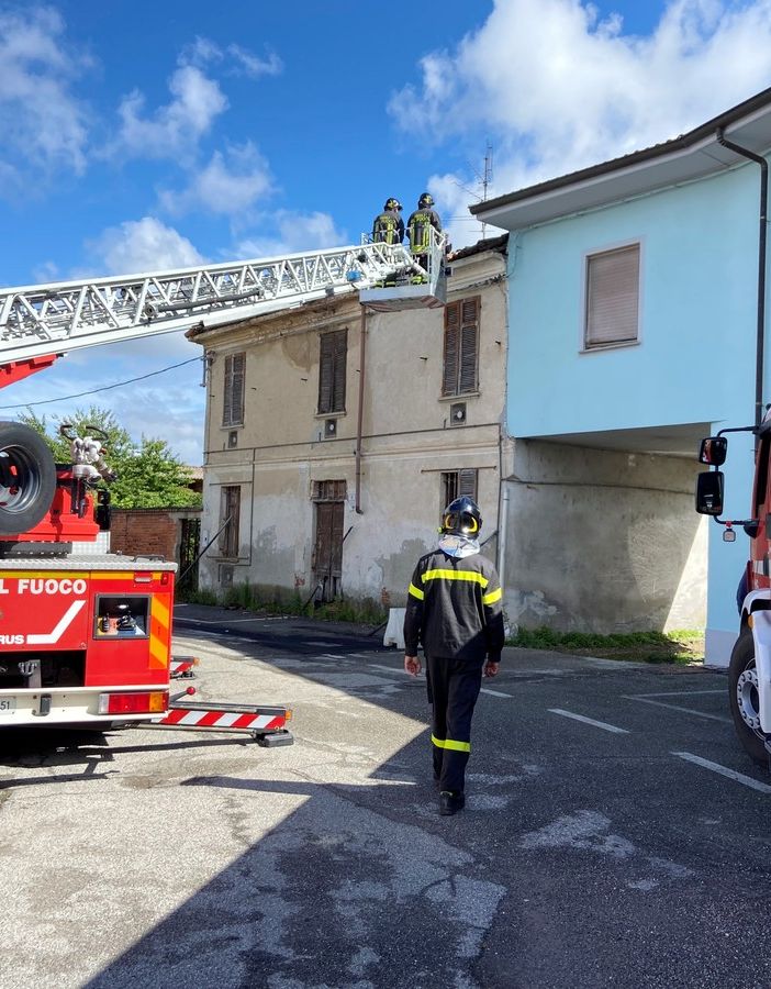 Ottobiano: si staccano calcinacci da un edificio pericolante, intervengono i Vigili del fuoco