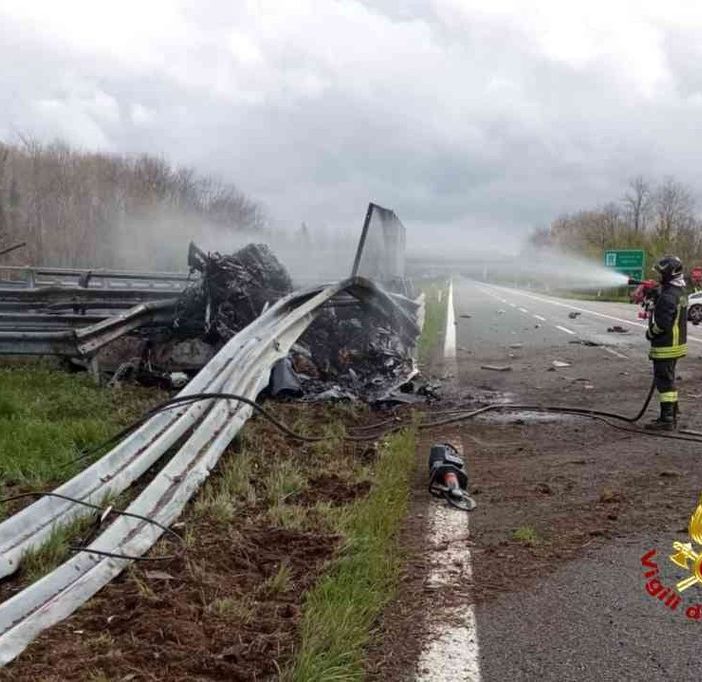 FOTO. Ferrari in fiamme dopo incidente nel Vercellese: due morti carbonizzati