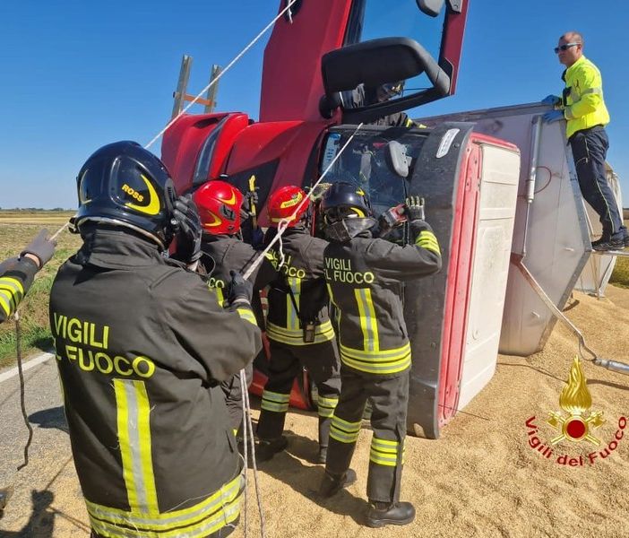 Vercellese, si ribalta un camion di riso: autista in ospedale e strada chiusa