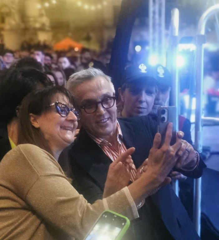 Tutti in coda per un selfie con Barbieri: Vercelli impazzisce per la star di Masterchef - FOTO