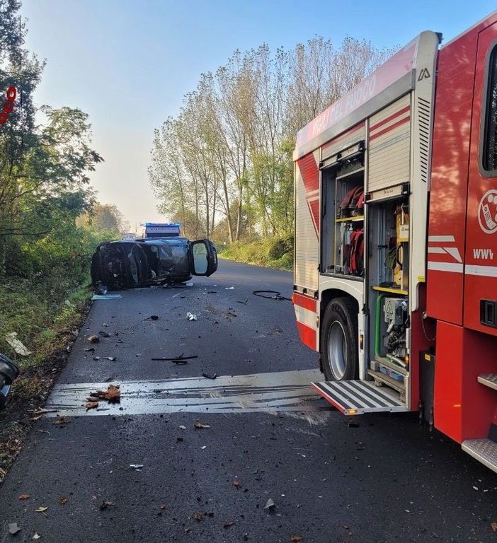 Novara, si ribalta con l'auto e si schianta contro un albero, conducente trasportato in ospedale