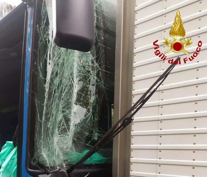 Schianto sulla Paullese a San Donato. Autobus tampona un camion: dieci persone al pronto soccorso