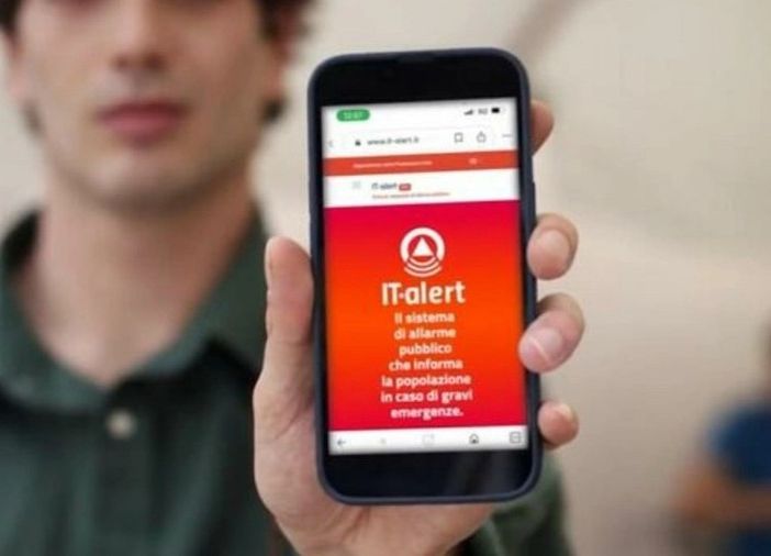 Ore 12, suonano i cellulari: effettuato il test IT-Alert in Lombardia