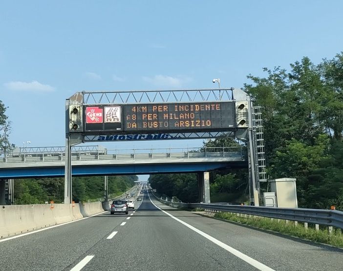 Auto si ribalta sull'Autostrada dei Laghi tra Busto e Castellanza. Soccorsi in azione in codice rosso: traffico in tilt