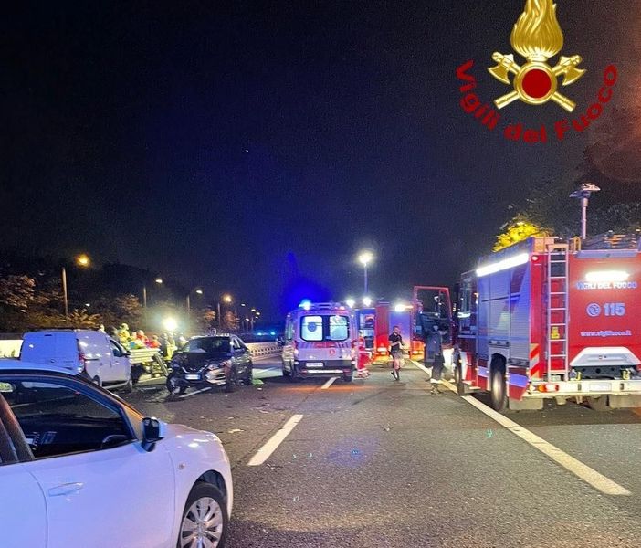 Schianto nella notte sull'Autostrada dei Laghi: sette persone soccorse tra cui due bambini. Grave un ferito