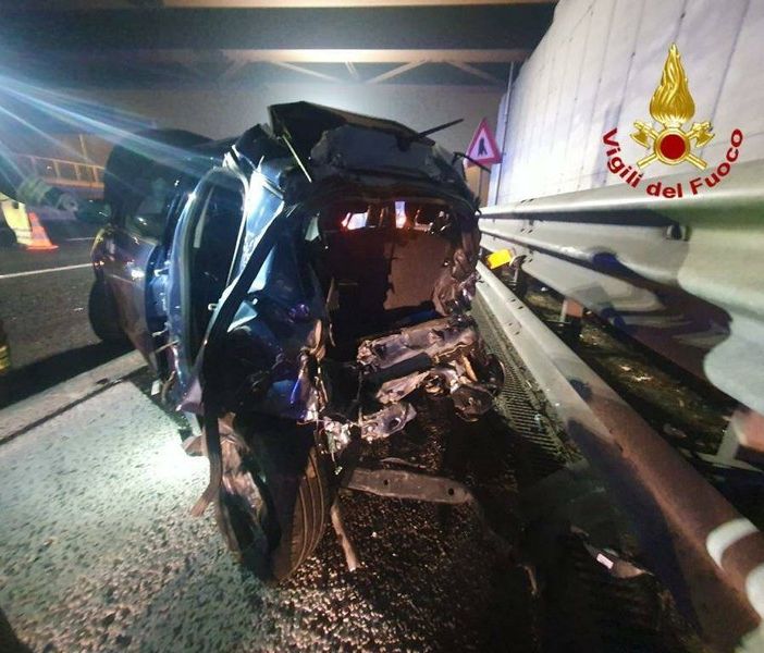 Pauroso incidente sulla A4: un ferito estratto dalle lamiere dell'auto distrutta