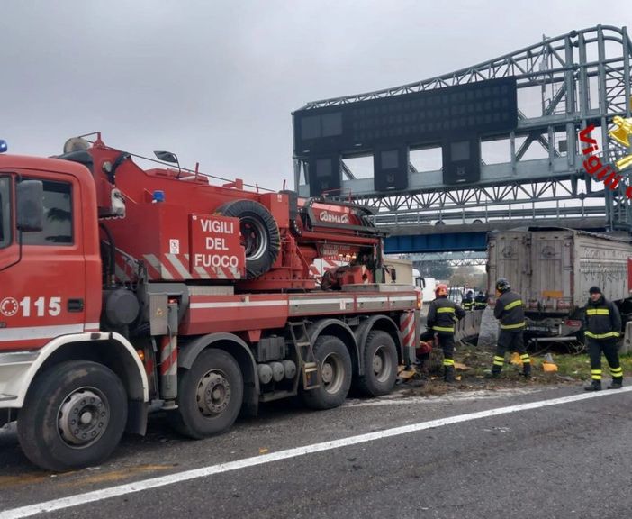 Le immagini dei vigili del fuoco dell'incidente mortale in A4