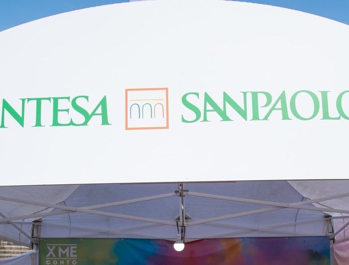 Accordo tra Intesa Sanpaolo e sindacati sul ricambio generazionale: 9mila uscite senza impatti sociali, assunti 3.500 giovani