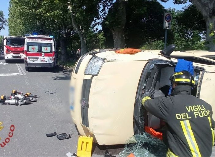 Novara: auto si ribalta in viale Giulio Cesare
